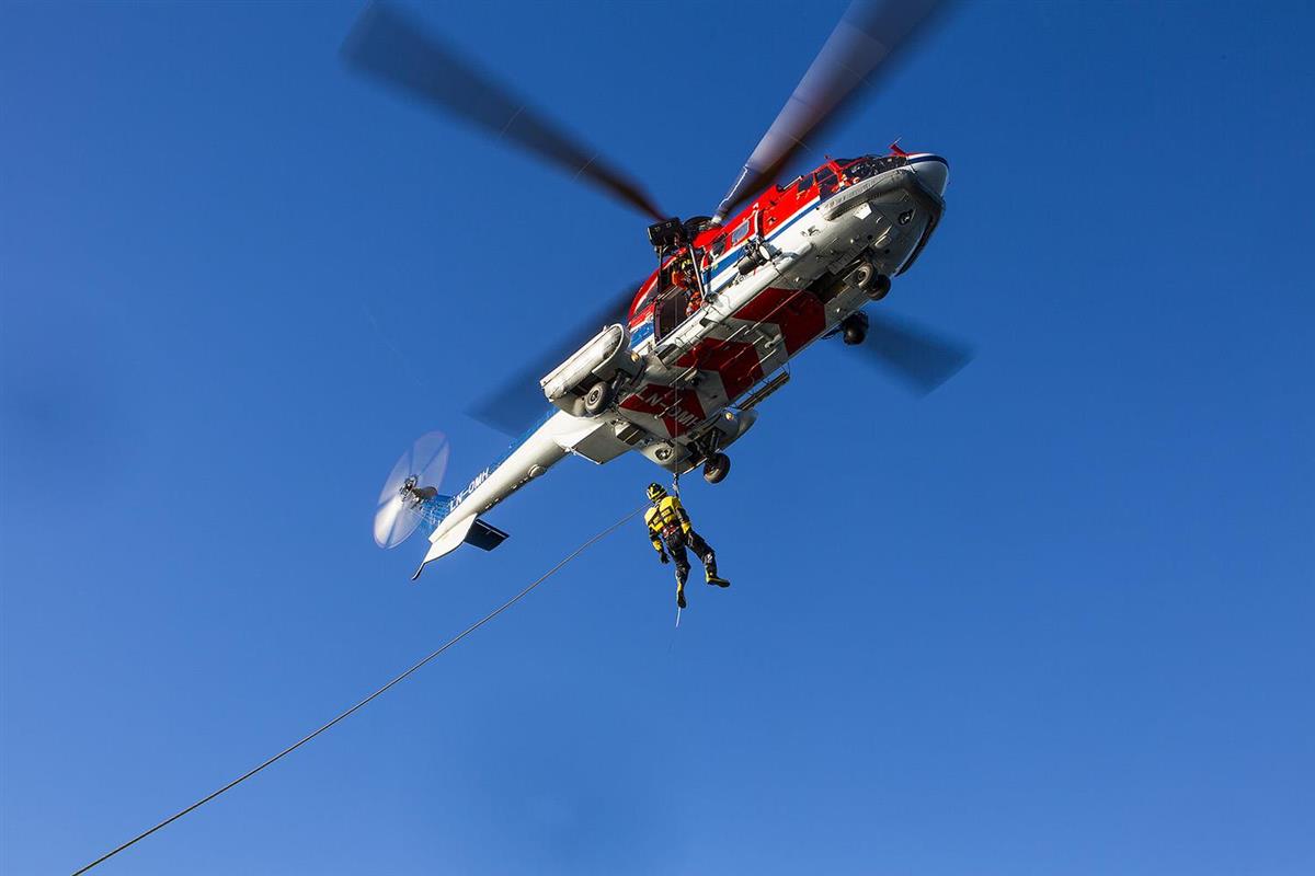 Brannkonstabel fires ned fra redningshelikopter - Klikk for stort bilde