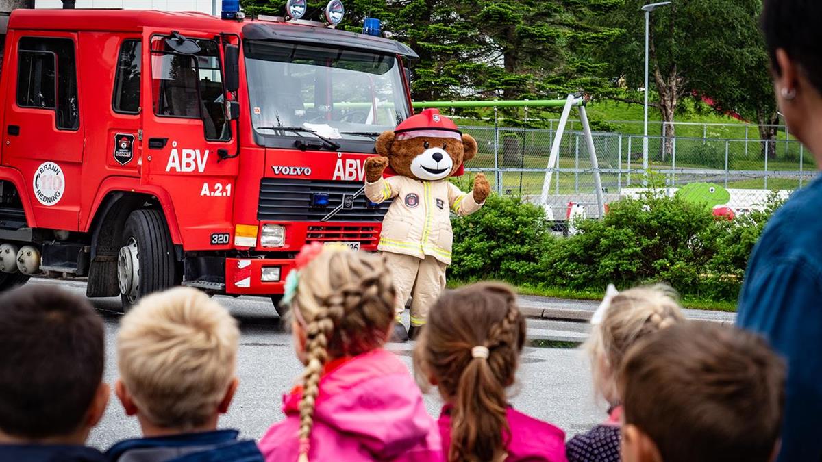 Brannbamsen Bjørnis besøker barnehagene - Klikk for stort bilde